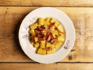 Nuove apertura a Roma marzo 2026. Un piatto della trattoria Da Adriana al Pigneto