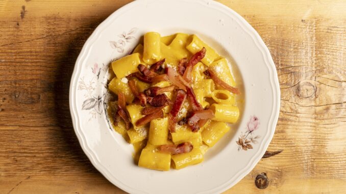 Nuove apertura a Roma marzo 2026. Un piatto della trattoria Da Adriana al Pigneto