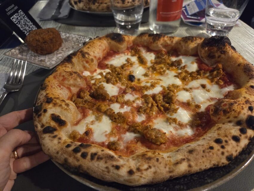 Margherita con salsiccia rossa di Castelpoto del Golfo di Napoli a Roma Est